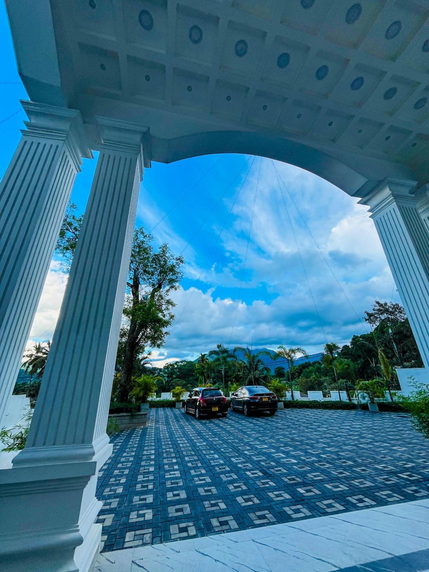 Отель Crown Regency- Бадулла Экстерьер фото