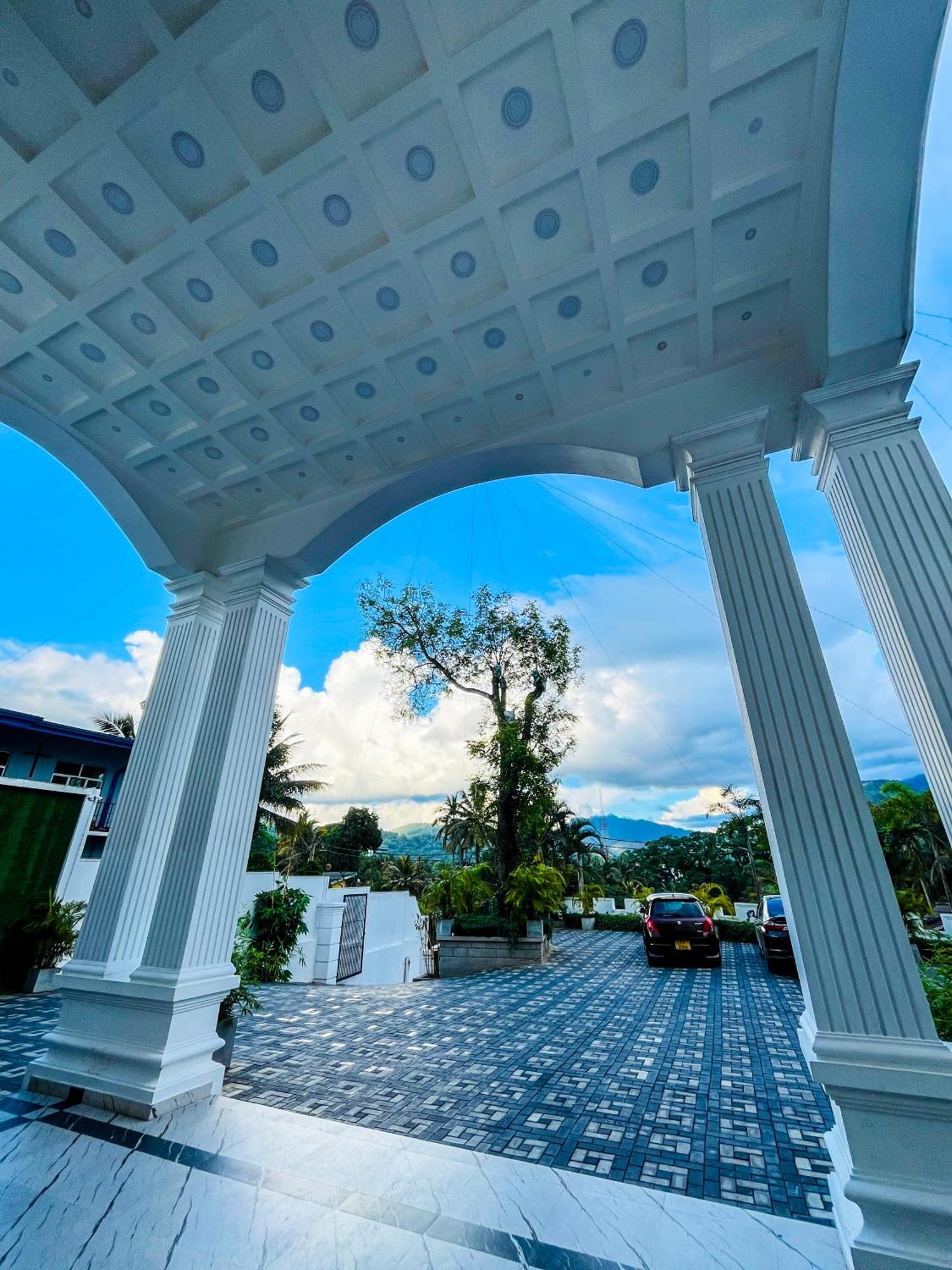 Отель Crown Regency- Бадулла Экстерьер фото